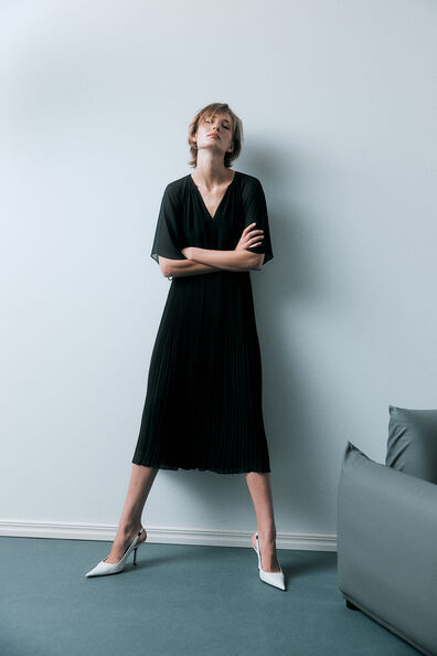 Tie-detail pleated dress