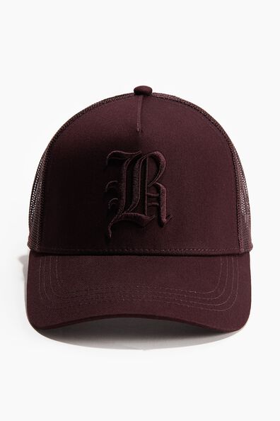 Motif-detail trucker cap