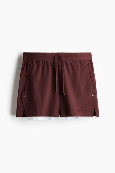 Double-layered sports shorts in DryMove™