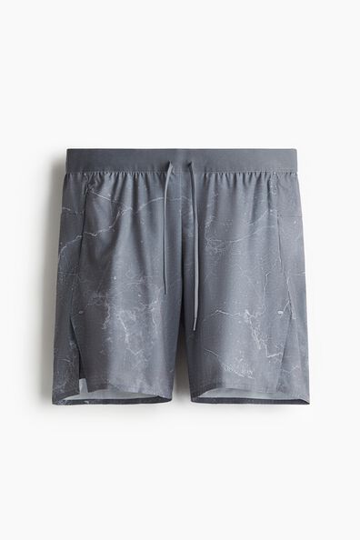 Double-layered sports shorts with DryMove™