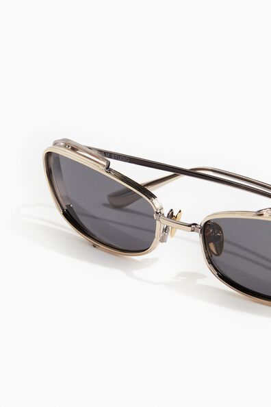 Two-toned oval sunglasses