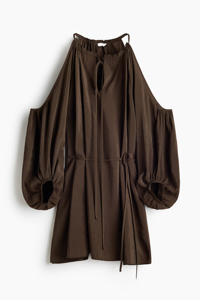 Balloon-sleeved cold-shoulder dress
