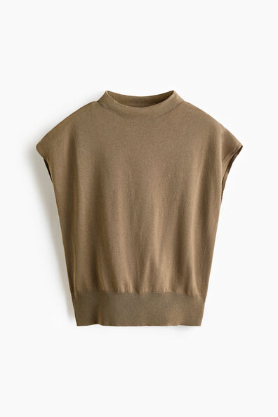 Cap-sleeved fine-knit top