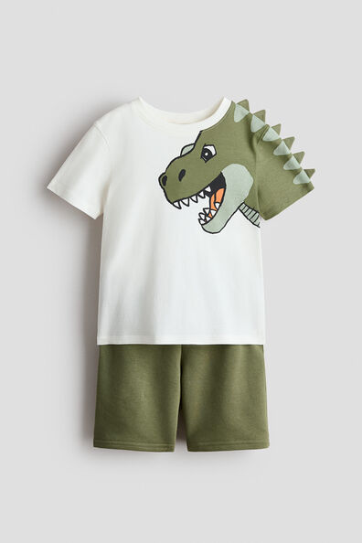 2-piece T-shirt and sweatshorts set