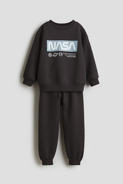 2-piece sweatshirt and joggers set