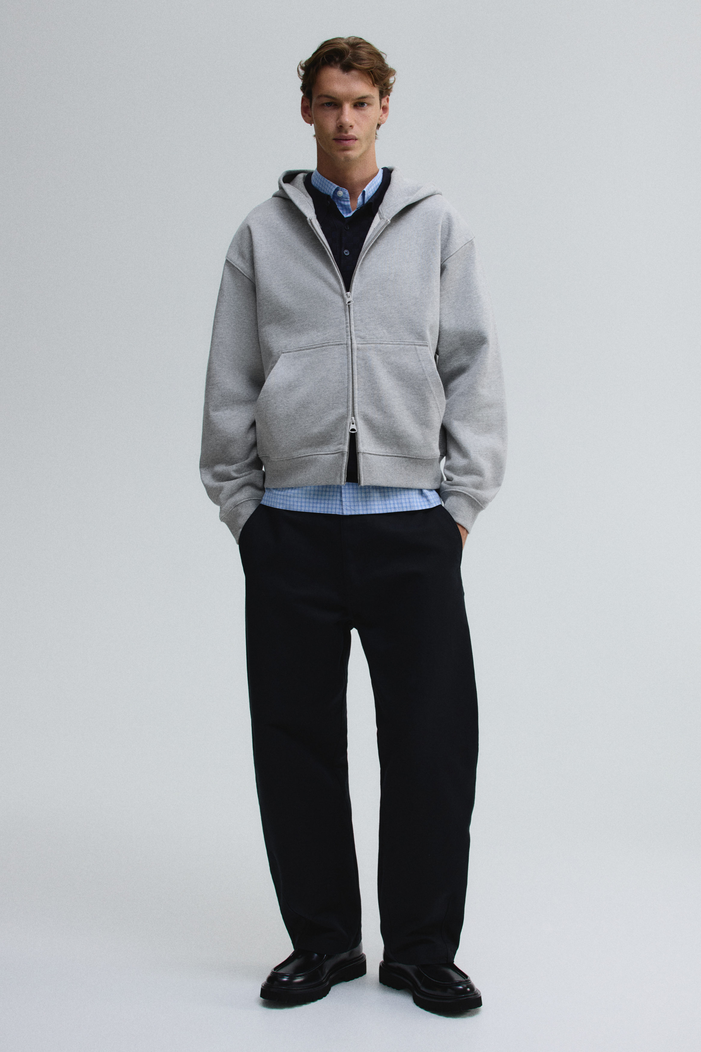 Hoodie zip-through gaya boxy dengan fit longgar