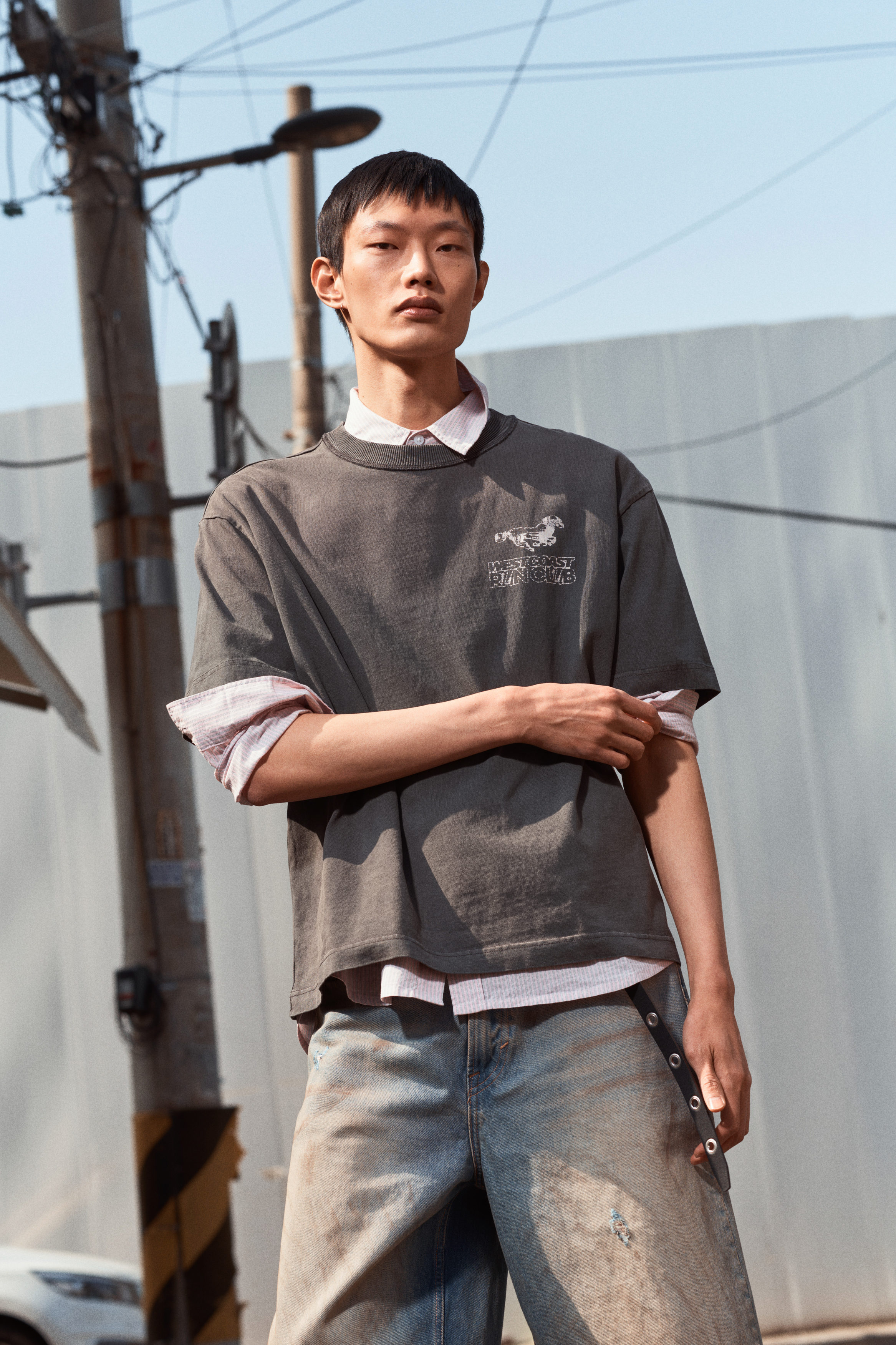 【RUNNINGHIGH】Hotfix Logo Loose T-Shirt / 追跡付 Loose Fit Vintage-look printed T-shirt - Black/Speedchaser