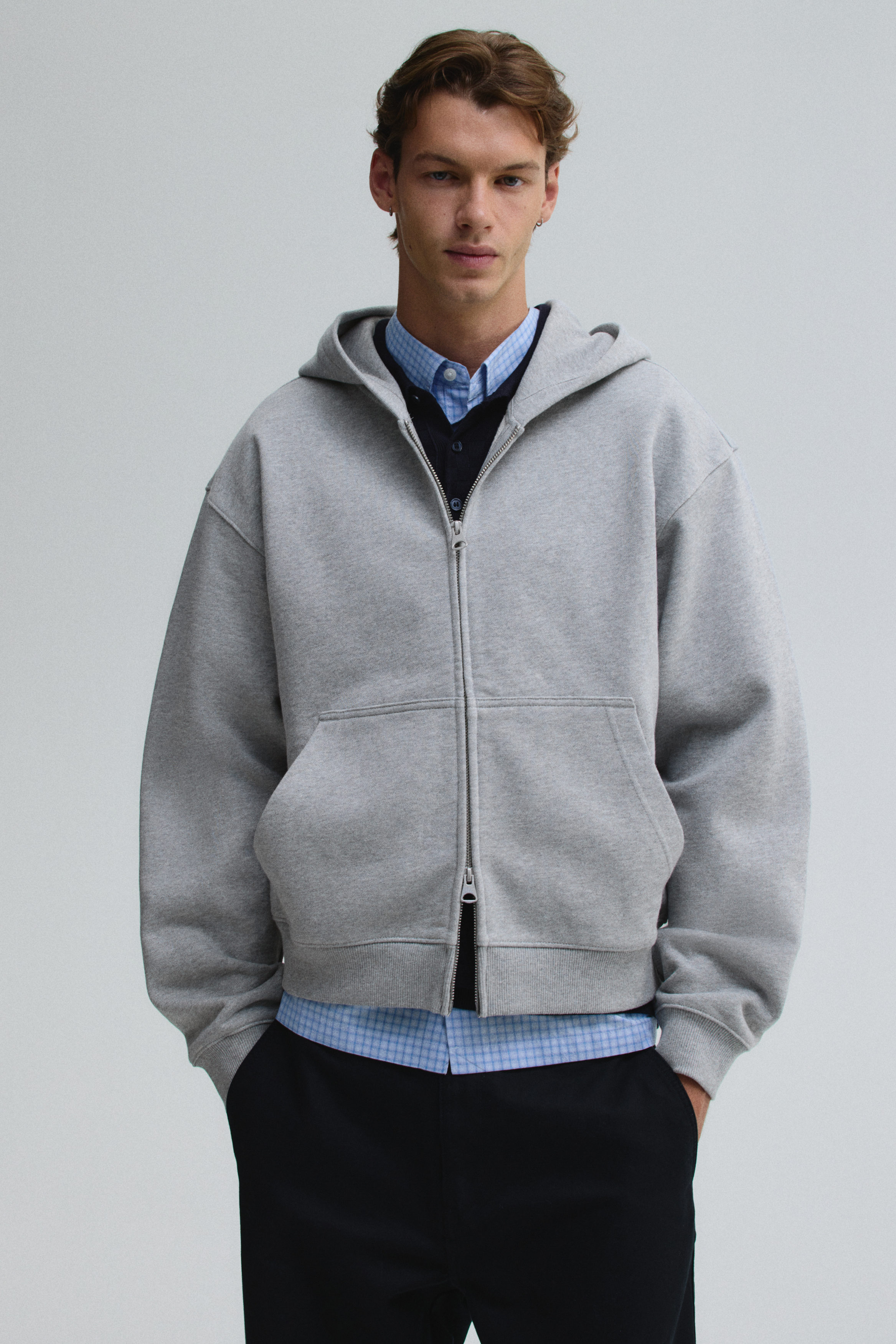 Hoodie zip-through gaya boxy dengan fit longgar