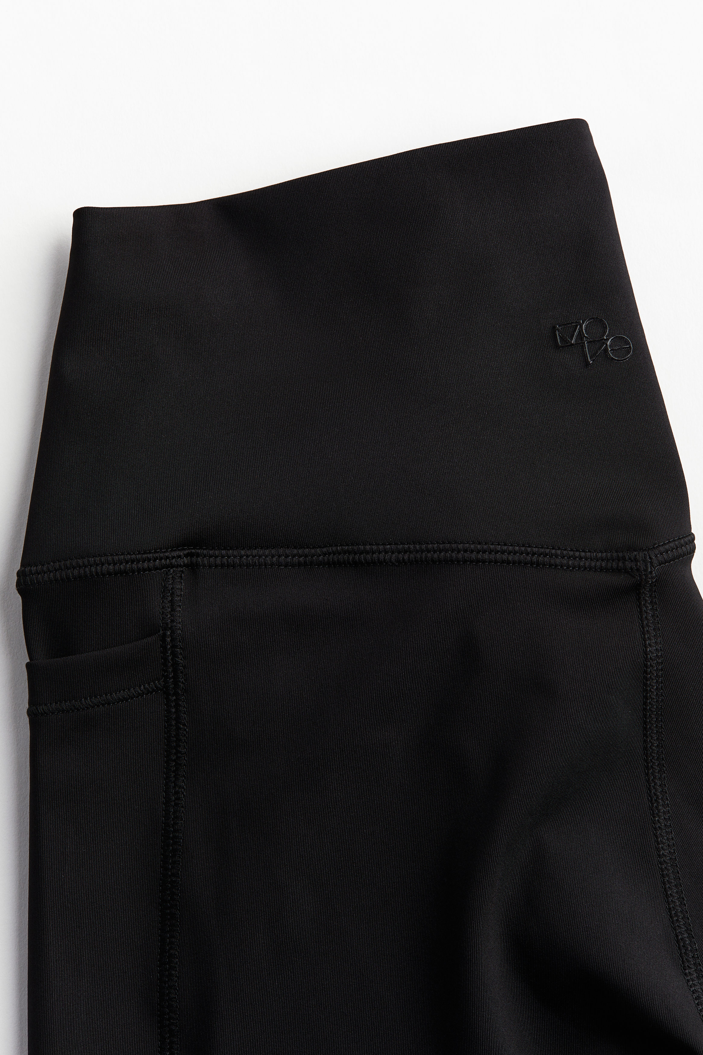 Pocket-detail sports leggings with DryMove™