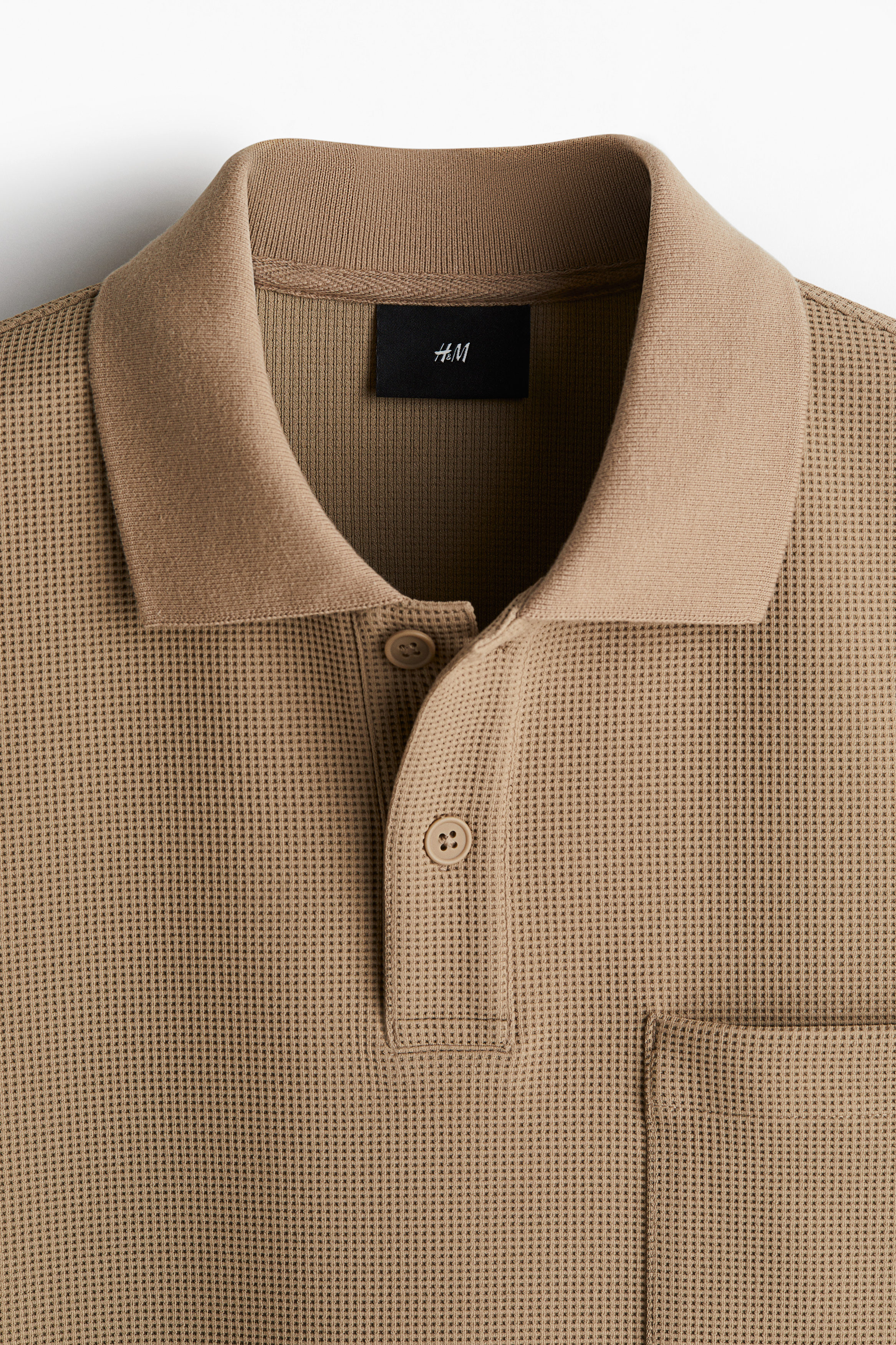 Kemeja polo berpotongan longgar dengan tekstur waffle