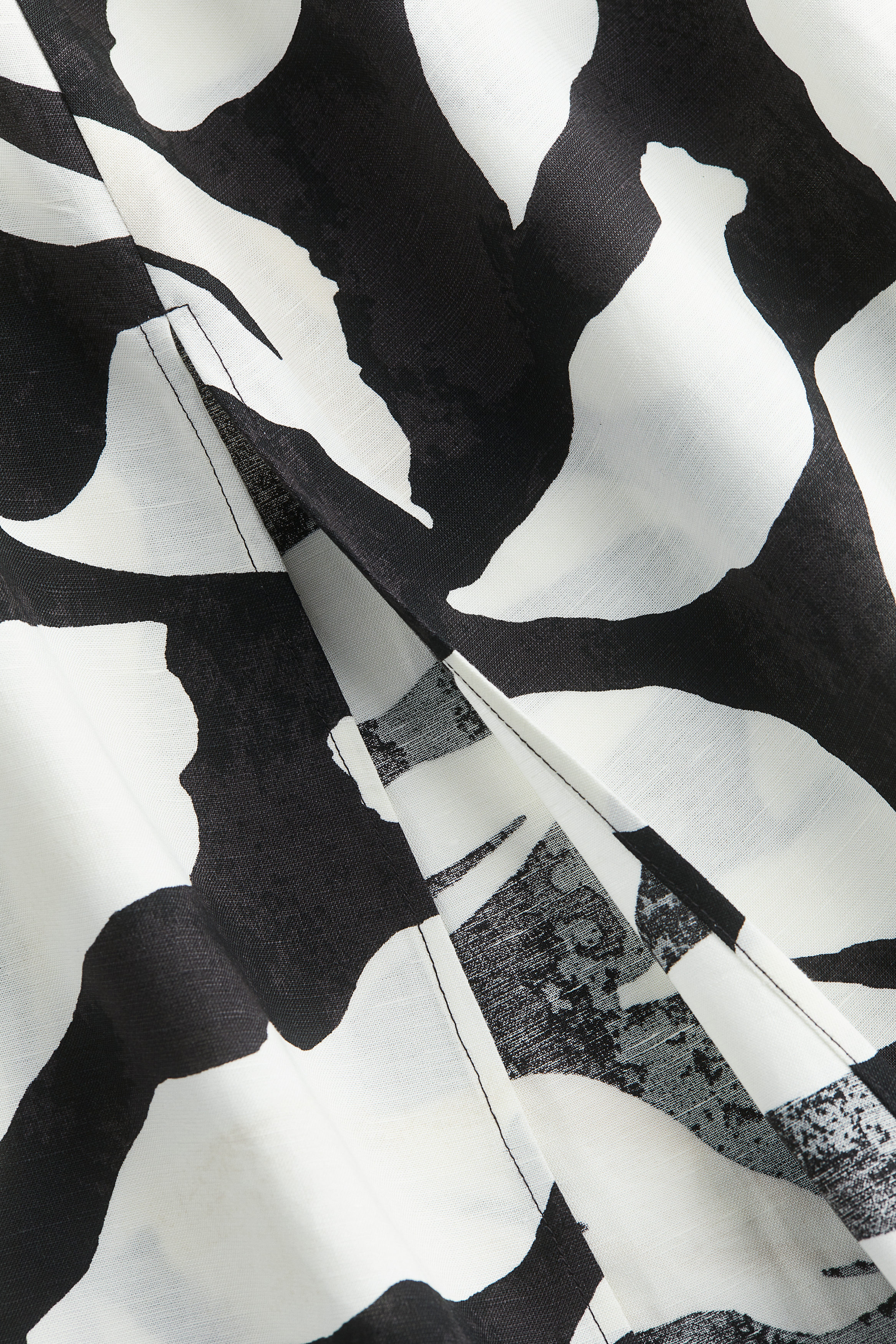 Slit-hem skirt