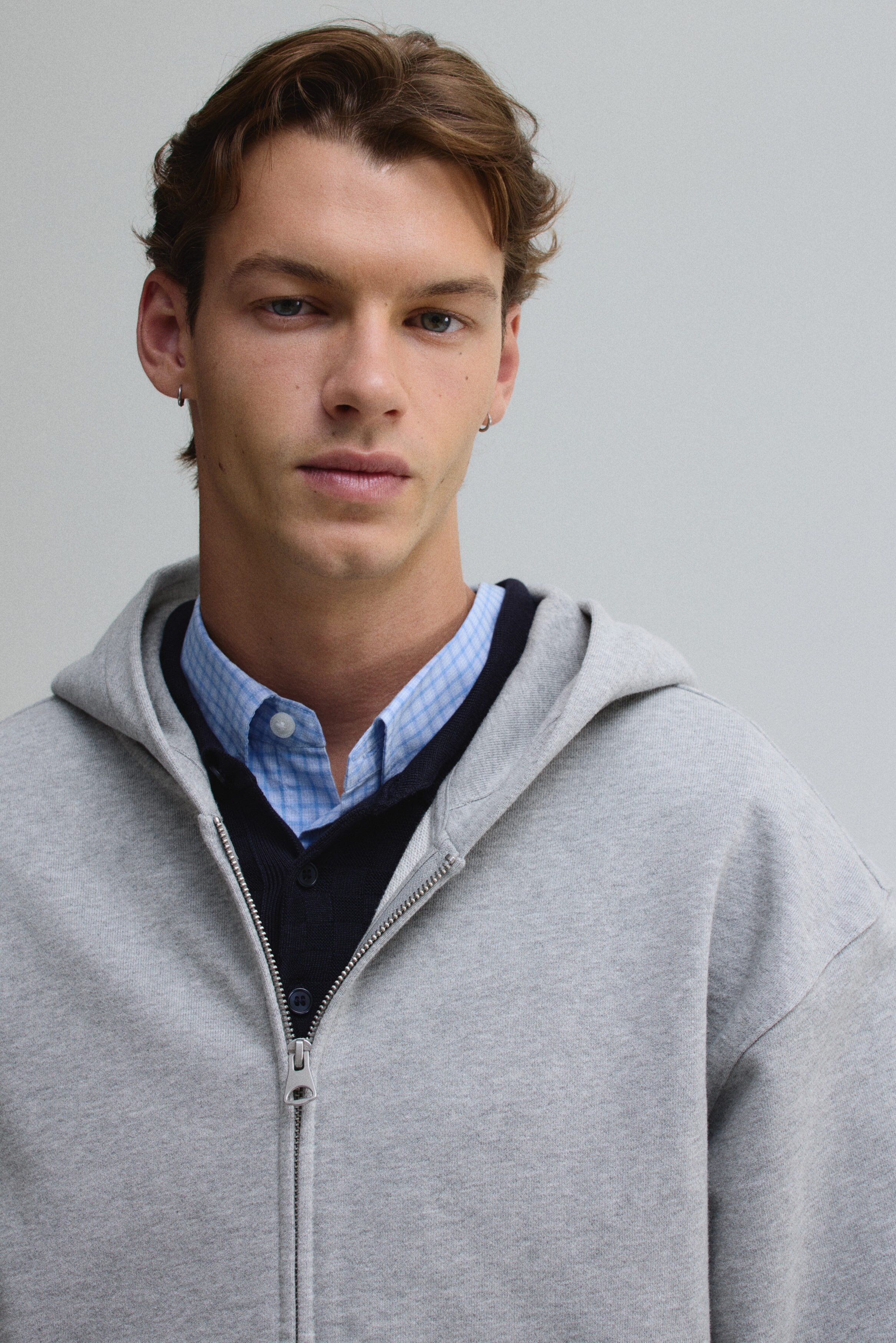 Hoodie zip-through gaya boxy dengan fit longgar