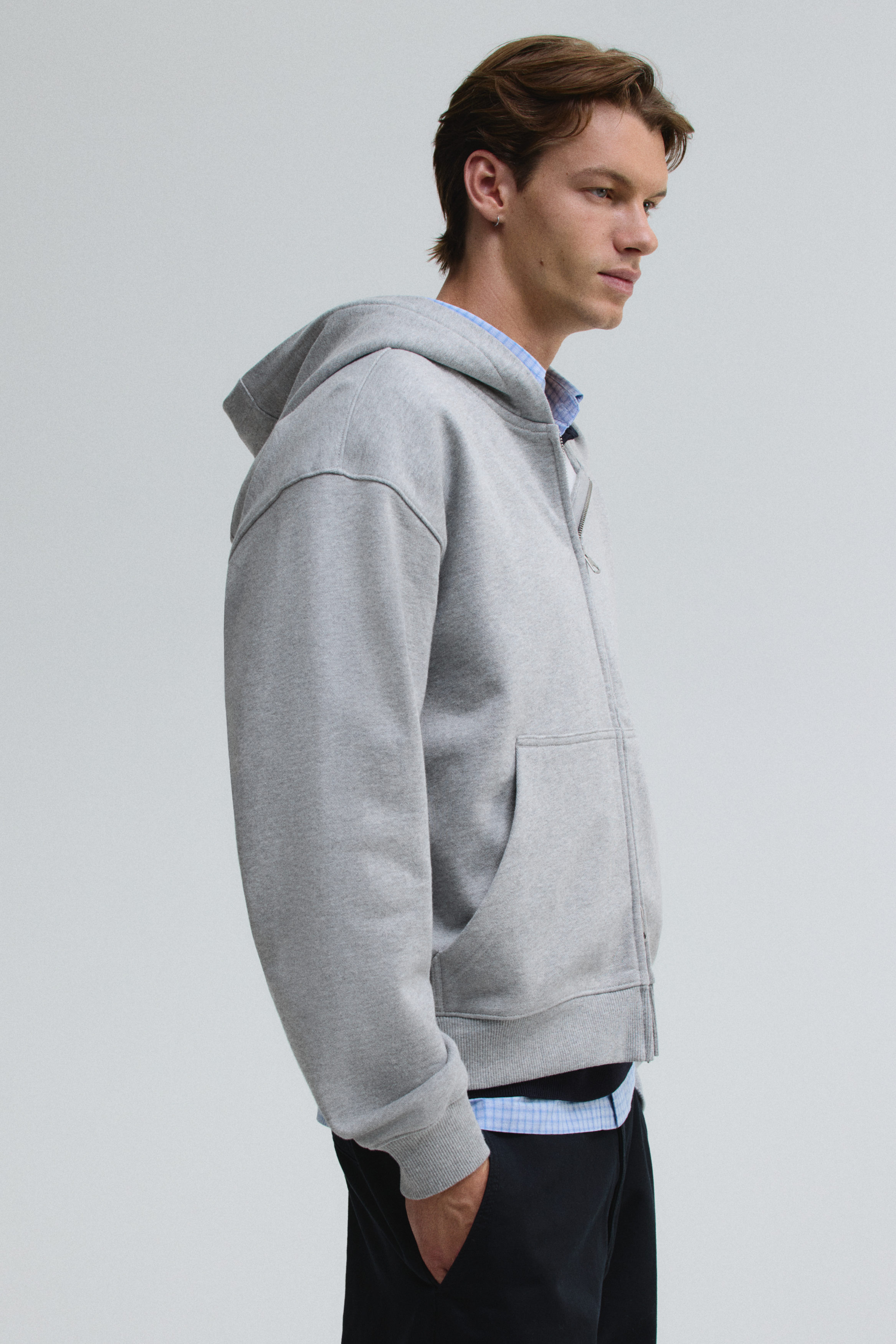 Hoodie zip-through gaya boxy dengan fit longgar
