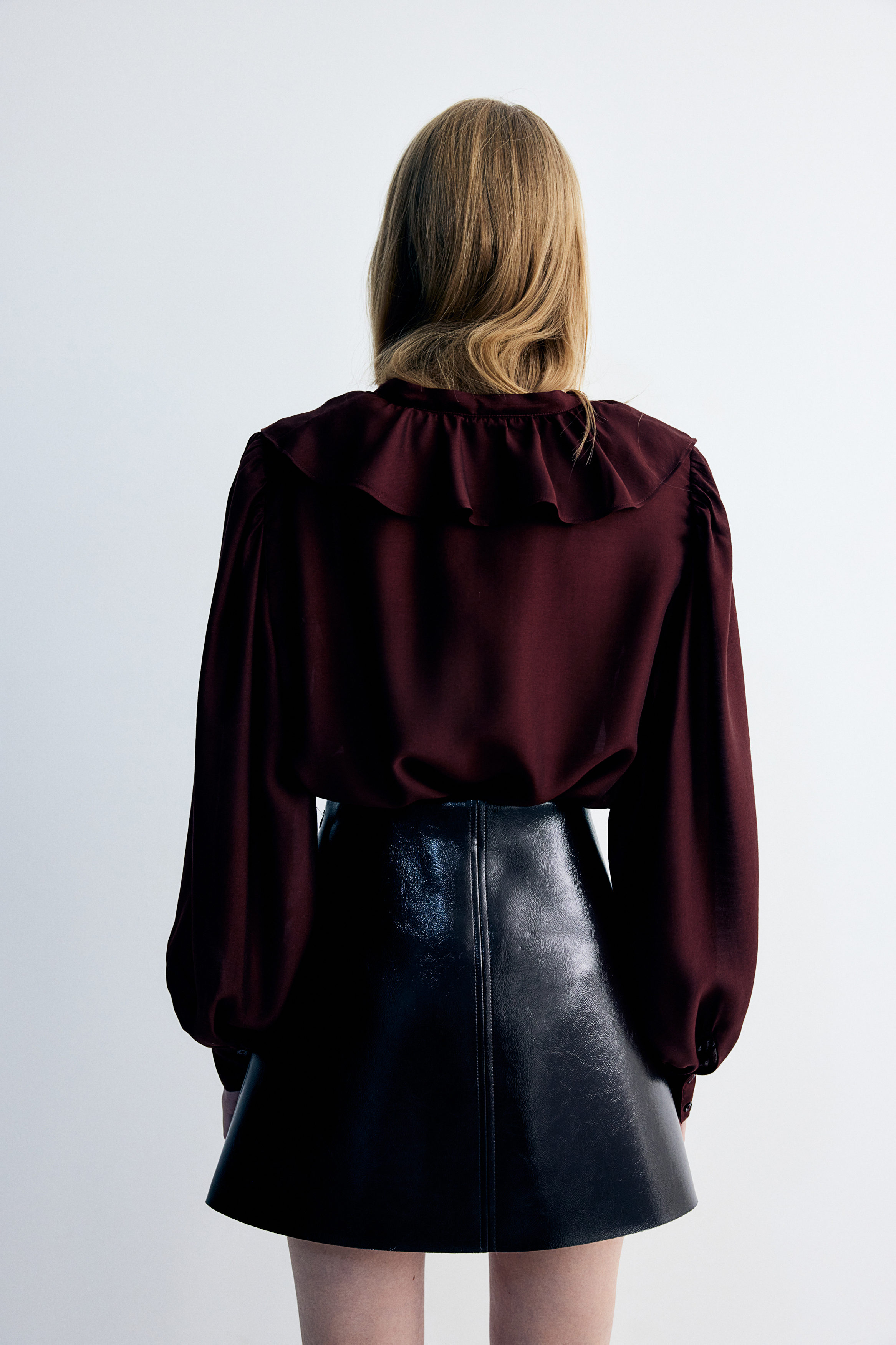 はる Flounce-trimmed blouse