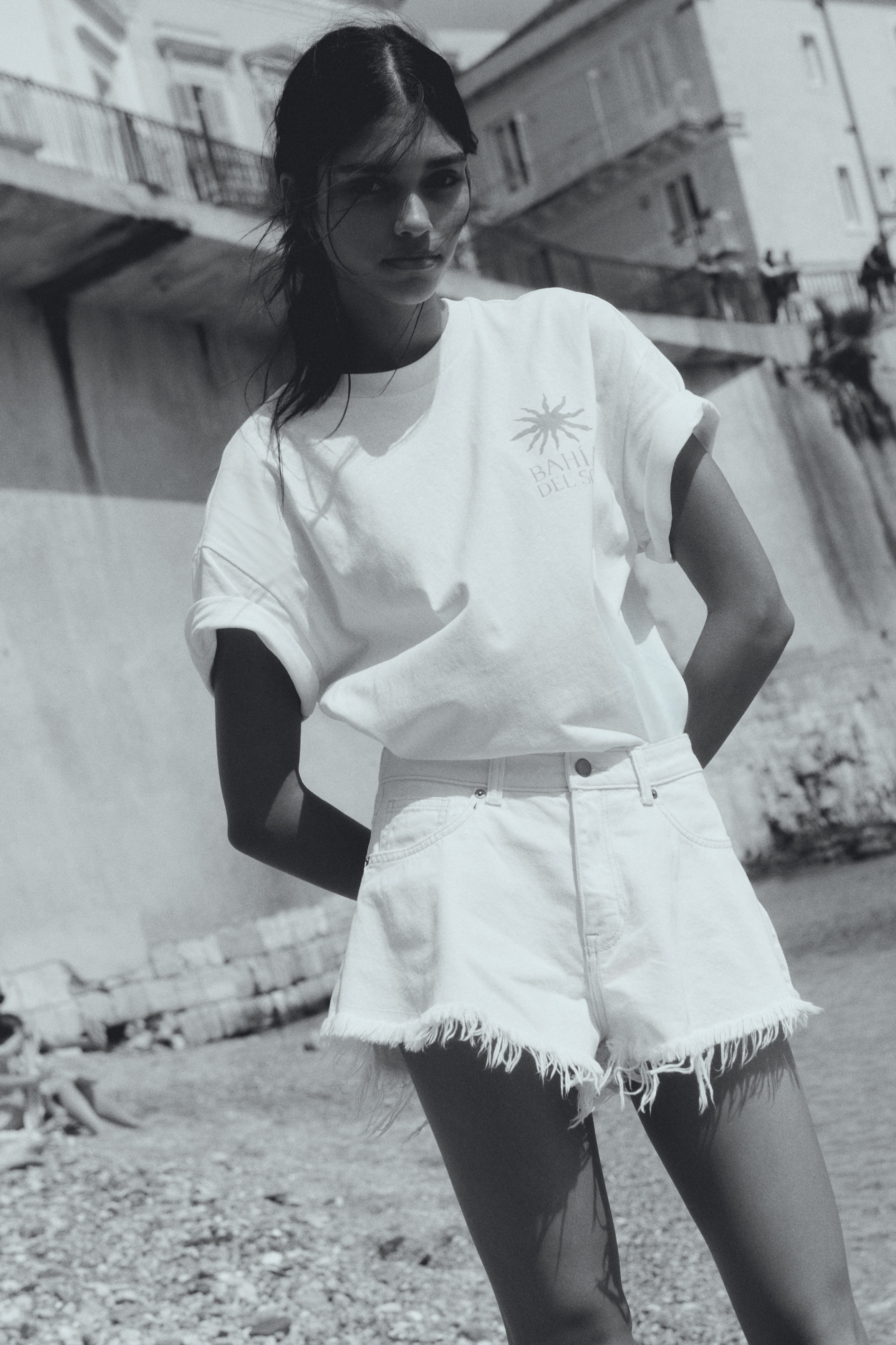 Frayed-edge denim shorts